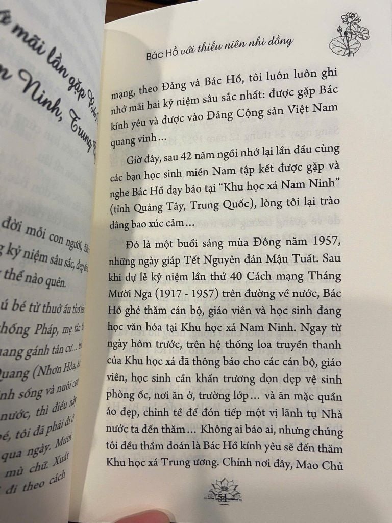 Sách văn học -  Bác Hồ với thiếu niên nhi đồng (Tuệ Minh)