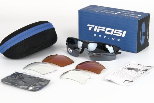 Tifosi Crit Kính Mát Thể Thao Dành Cho Đạp Xe, Pickleball Gọng Đen Matte Black Bộ 3 Tròng Đen Smoke, Đỏ AC Red Và Clear Trong Suốt