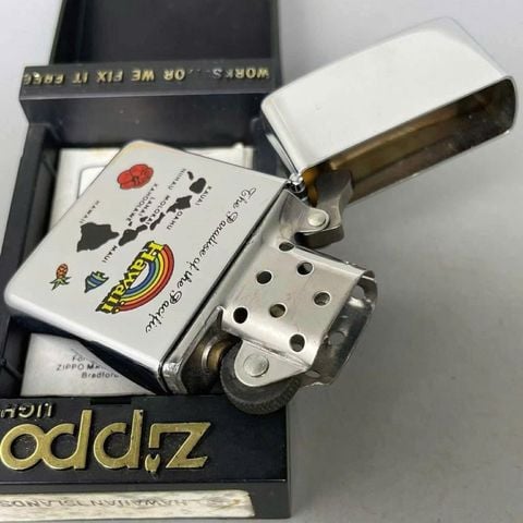 Bật Lửa Zippo Đồng Khối Mạ Chrome Bóng Khắc Ăn Mòn Phủ Sơn Chủ Đề Quần Đảo Hawaii Đời III La Mã Sản Xuất Năm 1987 ZL862