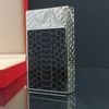 Bật Lửa Dupont HK Ga Đá Nắp Vân Kim Cương Họa Tiết Rắn Trắng Sơn Đen Vân Da Rắn D216