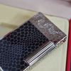 Bật Lửa Dupont HK Ga Đá Nắp Vân Kim Cương Họa Tiết Rắn Trắng Sơn Đen Vân Da Rắn D216