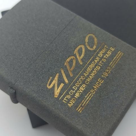 Bật Lửa Zippo Đồng Khối Phủ Sơn Đen Sần Đáy Lồi Chữ Xéo Đời VII La Mã Sản Xuất Năm 1991 ZL866