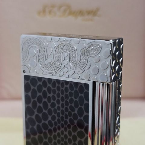 Bật Lửa Dupont HK Ga Đá Nắp Vân Kim Cương Họa Tiết Rắn Trắng Sơn Đen Vân Da Rắn D216