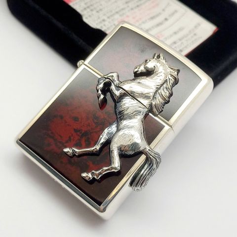 Bật Lửa Zippo Xuất Nhật Khảm Xà Cừ Đỏ Vân Đá Mạ Bạc Emblem Ngựa Hiếm Gặp ZN157