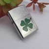 BẬT LỬA ZIPPO CHROME BÓNG HOA VĂN SƠN HẤP NHIỆT CỎ 4 LÁ MAY MẮN Z179