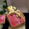 BẬT LỬA ZIPPO USA XUẤT NHẬT MẠ VÀNG NGỰA NỔI NỀN KHẢM XÀ CỪ ĐỎ SANG TRỌNG - ZN95