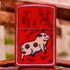 Bật Lửa Zippo Sơn Đỏ Bộ Sưu Tập 12 Con Giáp Họa Tiết In Tranh Đông Hồ Z345
