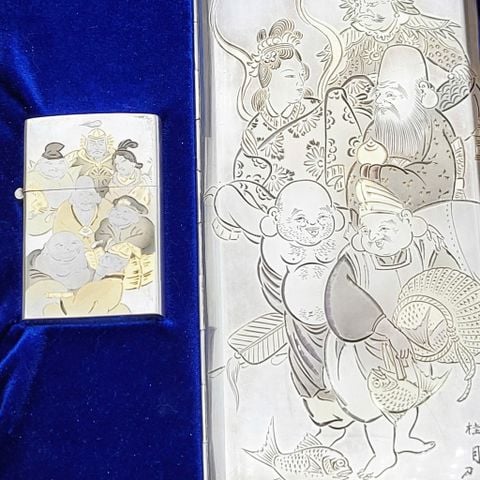 Bộ Bật Lửa Bạc Nguyên Khối Thủ Công Thập Niên 1950 Khảm Tam Khí Thất Phúc Thần May Mắn Cực Hiếm Phù Hợp Sưu Tầm Hoặc Làm Quà Biếu Tặng Đẳng Cấp Giá Trị Sang Trọng ZB84