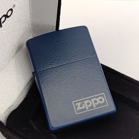 Bật Lửa Zippo Đồng Khối Phủ Sơn Tĩnh Điện Xanh Navy Logo Zippo Mộc Đáy Kép Đời XVI Năm 2000 ZL748