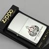 Bật Lửa Zippo Cổ Đồng Khối Mạ Chrome Bóng Chủ Đề Ăn Mòn Phủ Sơn Hiếm Gặp Năm 1986 Đời 4 Vạch Huyền ZC474