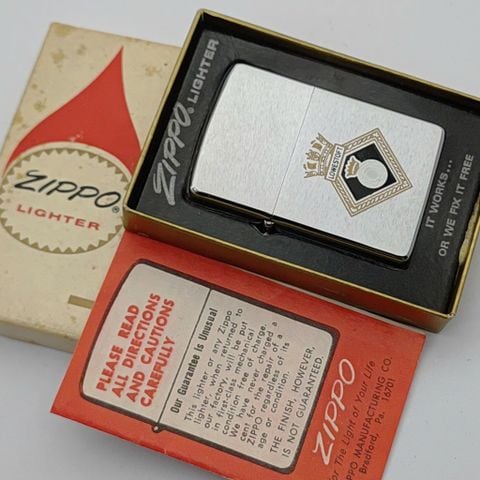 Bật Lửa Zippo Cổ Đồng Khối Mạ Chrome Phay Xước Chủ Đề Ăn Mòn Phủ Sơn Hiếm Gặp Năm 1976 Đời 6 Vạch Sắc ZC480