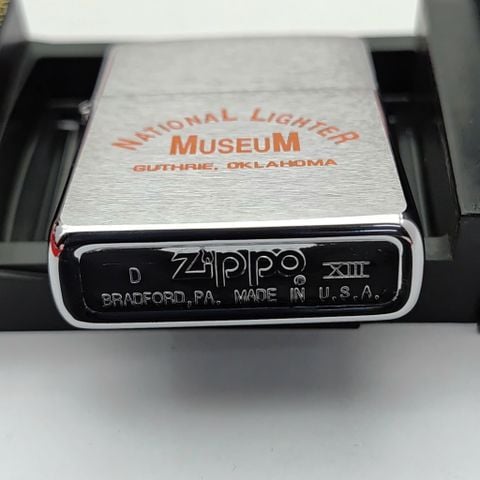 Bật Lửa Zippo Đồng Khối Mạ Chrome Trắng Phay Xước Khắc Ăn Mòn Phủ Sơn Sự Đời XIII La Mã Năm 1997 ZL784