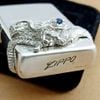 Bật Lửa Zippo Bạc Đúc Nguyên Khối Sterling Emblem Rồng Ôm Ngọc Xanh Đời Cổ Chữ Xéo Năm Thập Niên 1960s ZBU124