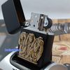Bật Lửa Zippo Three Monkeys Black Matte Emblem 3 Con Khỉ 3 Không (Không Nghe, Không Nói, Không Nhìn) Z304