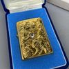 BẬT LỬA ZIPPO XUẤT NHẬT MẠ VÀNG 22K LONG HỔ TRANH CHÂU BẢN LIMITED RẤT HIẾM ĐỜI XII LA MÃ SẢN XUẤT NĂM 1996 - ZN92