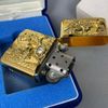 BẬT LỬA ZIPPO XUẤT NHẬT MẠ VÀNG 22K LONG HỔ TRANH CHÂU BẢN LIMITED RẤT HIẾM ĐỜI XII LA MÃ SẢN XUẤT NĂM 1996 - ZN92