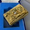 BẬT LỬA ZIPPO XUẤT NHẬT MẠ VÀNG 22K LONG HỔ TRANH CHÂU BẢN LIMITED RẤT HIẾM ĐỜI XII LA MÃ SẢN XUẤT NĂM 1996 - ZN92
