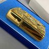 BẬT LỬA ZIPPO XUẤT NHẬT MẠ VÀNG 22K LONG HỔ TRANH CHÂU BẢN LIMITED RẤT HIẾM ĐỜI XII LA MÃ SẢN XUẤT NĂM 1996 - ZN92
