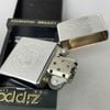 Bật Lửa Zippo Đồng Nguyên Khối Mạ Chrome Trắng Bóng Khắc Ăn Mòn Chủ Đề Quân Sự Đời XII La Mã Sản Xuất Năm 1996 ZL856
