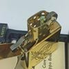 Bật Lửa Zippo Đồng Nguyên Khối Ăn Mòn Chủ Đề Hard-Rock Cafe Đời XVI La Mã Sản Xuất Năm 2000 ZL834