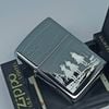 Bật Lửa Zippo Chrome Bóng Chủ Đề Marlboro 3 Chàng Ngự Lâm Bản Xuất Châu Âu Hiếm Gặp Đời XII La Mã Sản Xuất Năm 1996 ZL840