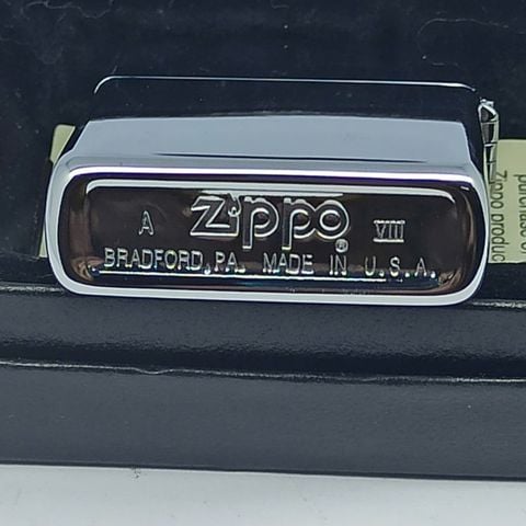 Bật Lửa Zippo Đồng Khối Mạ Chrome Trắng Trơn Bóng Chủ Đề Khắc Ăn Mòn Phủ Sơn Đời VIII La Mã Sản Xuất Năm 1992 ZL852