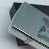 Bật Lửa Zippo Đồng Khối Mạ Chrome Khắc Ăn Mòn Phủ Sơn Chủ Đề Chiến Tranh Sản Xuất Năm 1997 Đời XIII La Mã ZL855