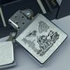 Bật Lửa Zippo Đồng Khối Mạ Chrome Khắc Ăn Mòn Phủ Sơn Chủ Đề Chiến Tranh Sản Xuất Năm 1997 Đời XIII La Mã ZL855
