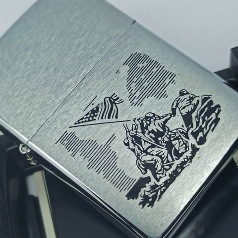 Bật Lửa Zippo Đồng Khối Mạ Chrome Khắc Ăn Mòn Phủ Sơn Chủ Đề Chiến Tranh Sản Xuất Năm 1997 Đời XIII La Mã ZL855