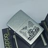 Bật Lửa Zippo Đồng Khối Mạ Chrome Khắc Ăn Mòn Phủ Sơn Chủ Đề Chiến Tranh Sản Xuất Năm 1996 Đời XII La Mã ZL854