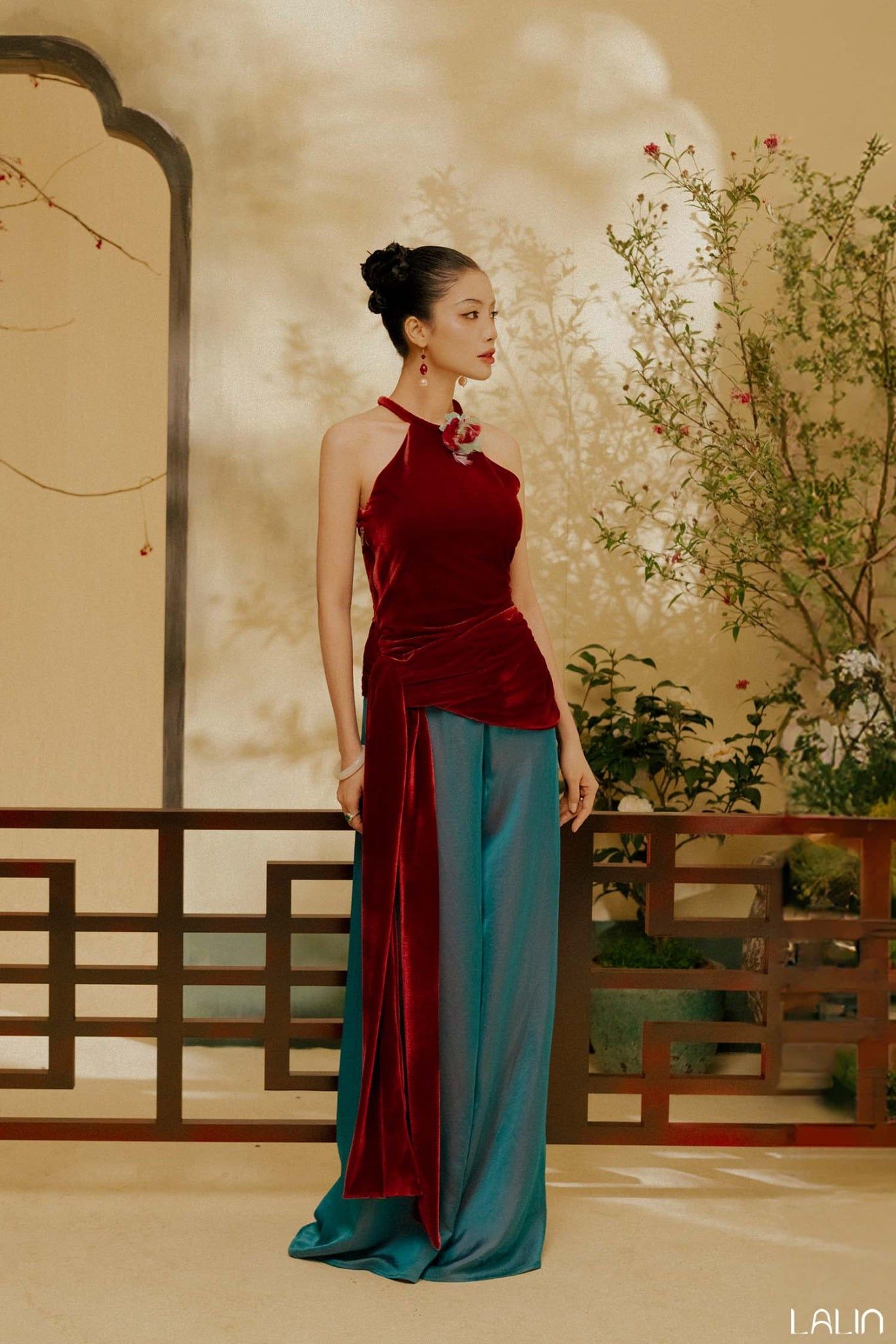 Áo Cổ Yếm Nhung Uyển Tường