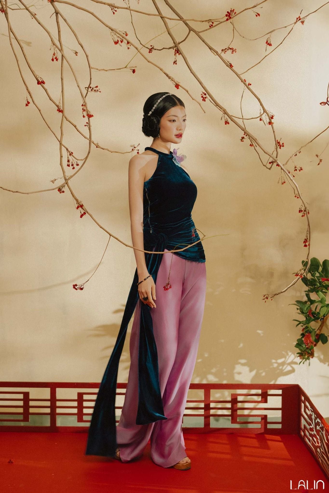 Áo Cổ Yếm Nhung Nhã Tường