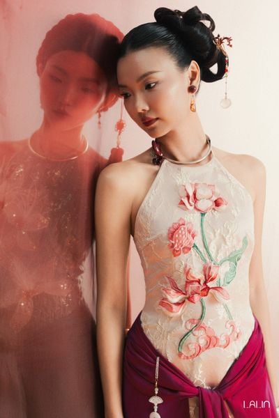  Áo Dài Cổ Yếm Đính Kết Liên Châu 