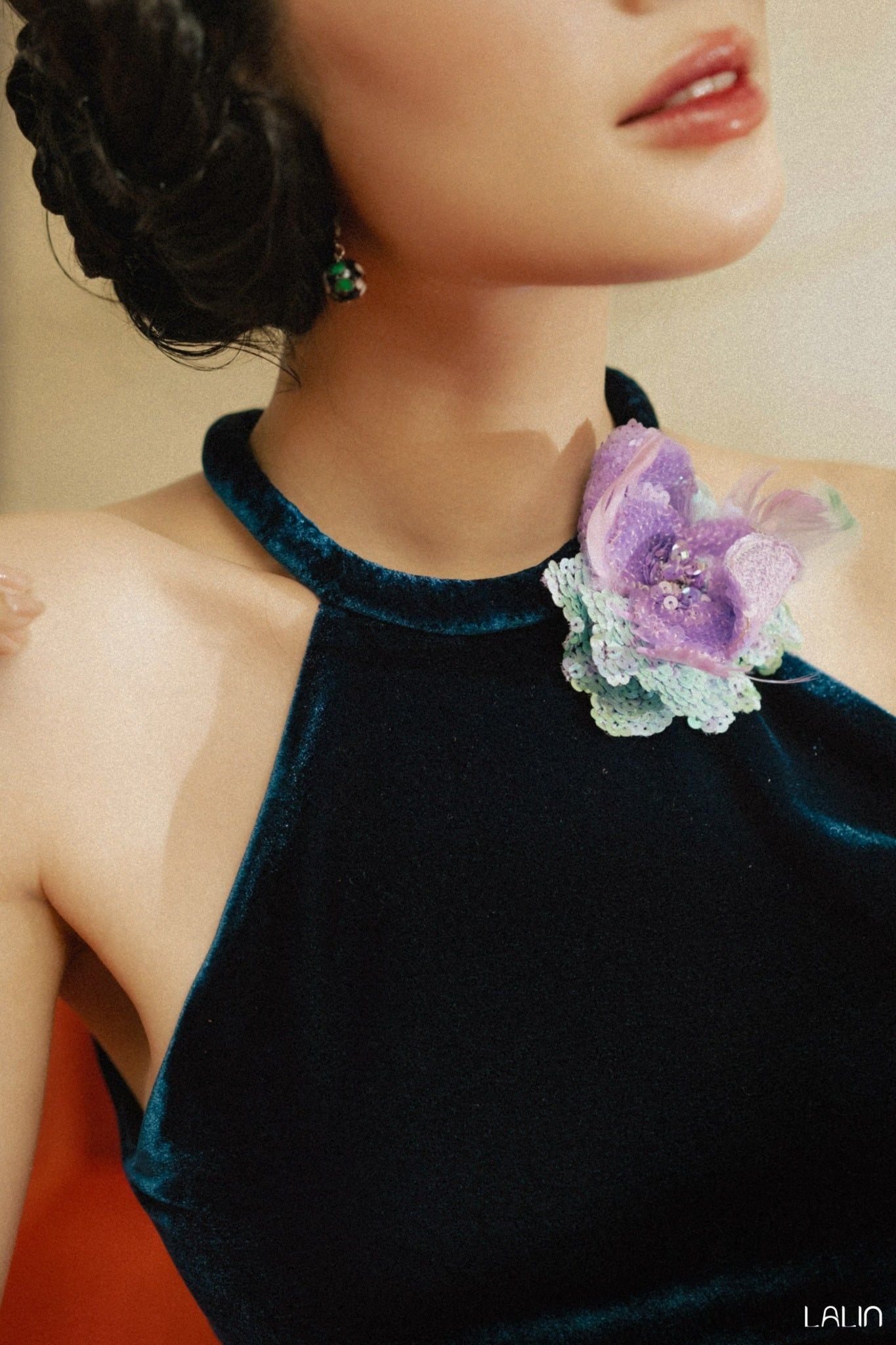 Áo Cổ Yếm Nhung Nhã Tường