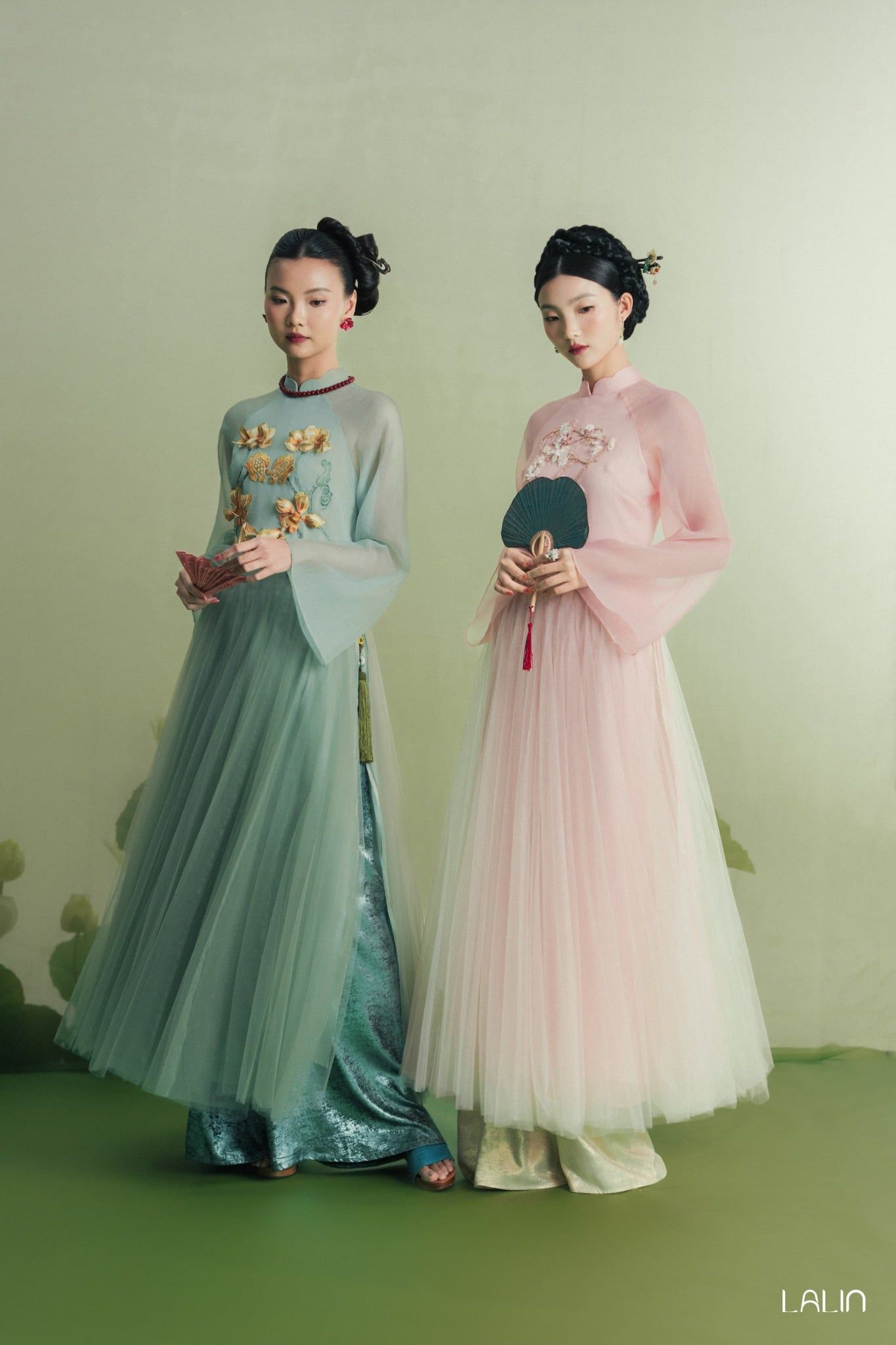 Áo Dài Tơ Đính Kết Liên Thy