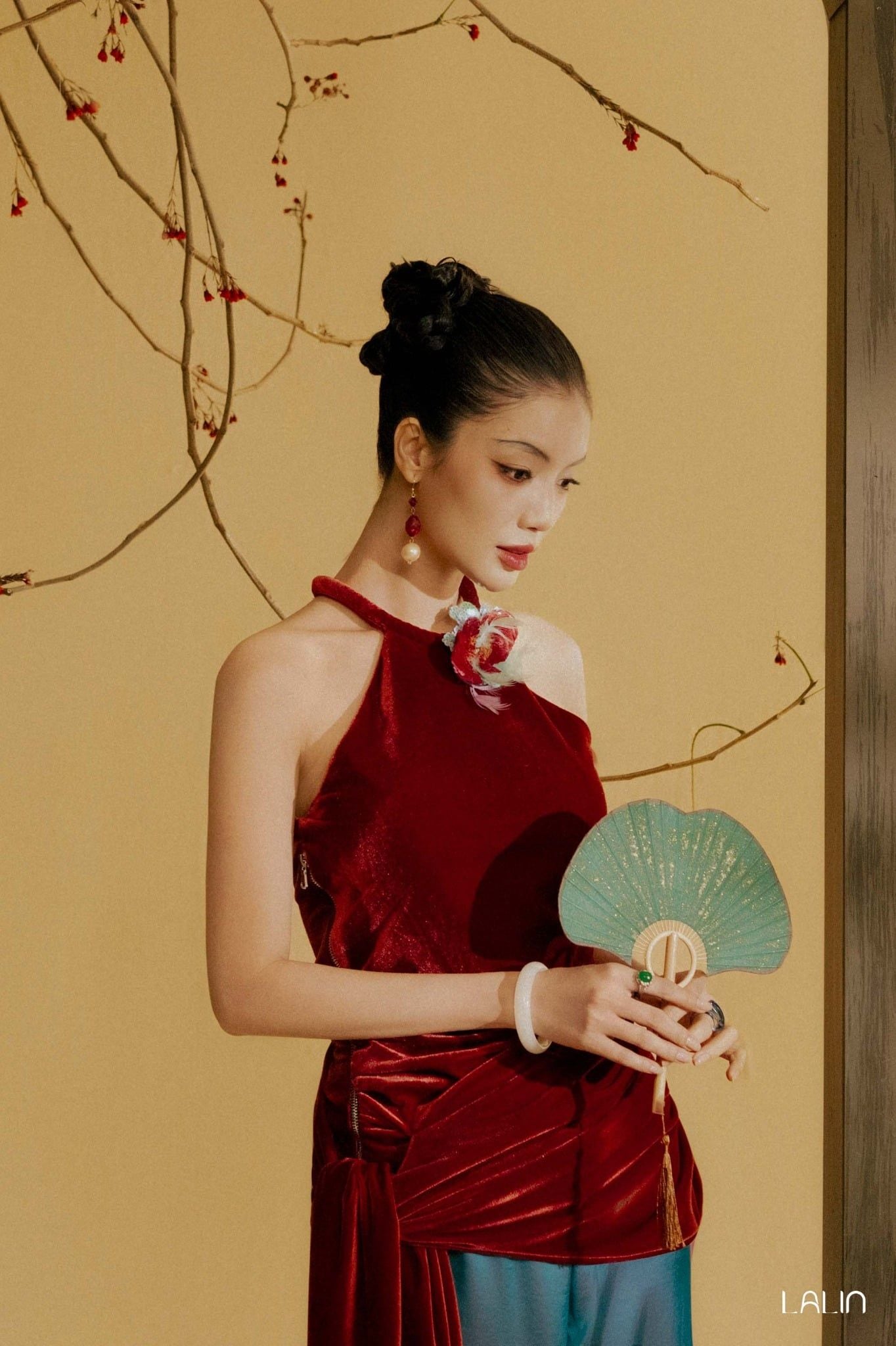 Áo Cổ Yếm Nhung Uyển Tường