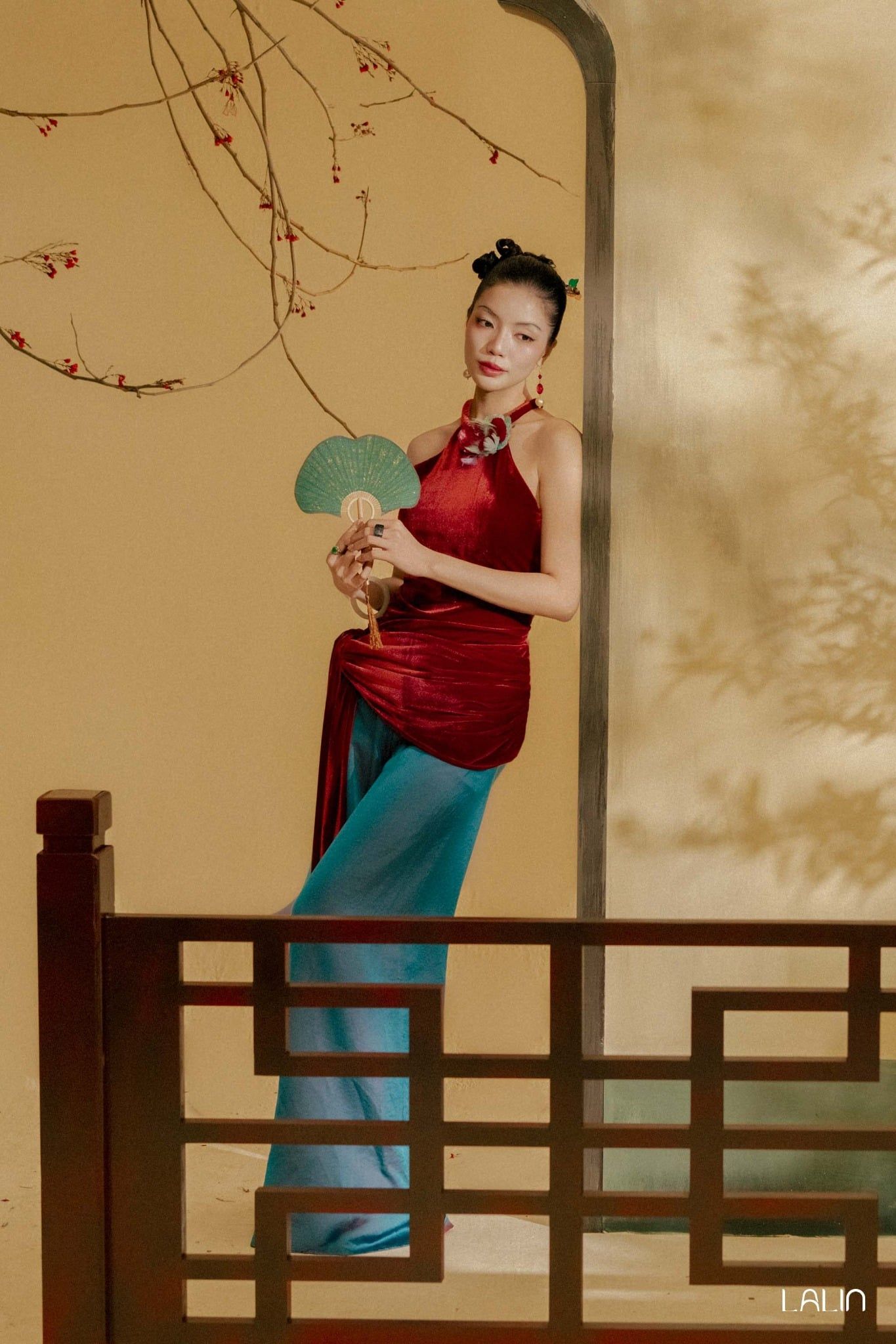 Áo Cổ Yếm Nhung Uyển Tường