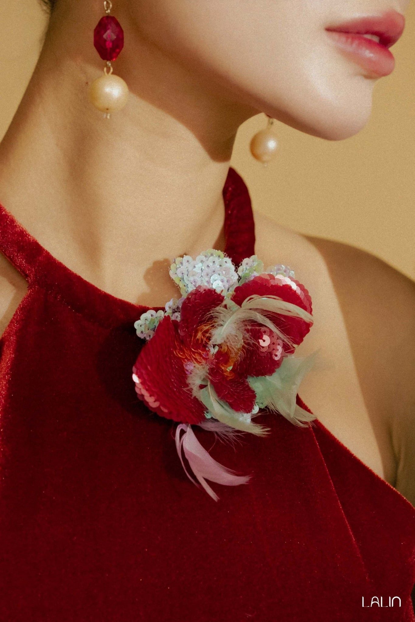 Áo Cổ Yếm Nhung Uyển Tường