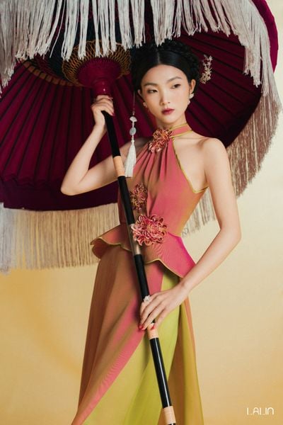  Áo Dài Cổ Yếm Đính Kết Cúc Khuê 