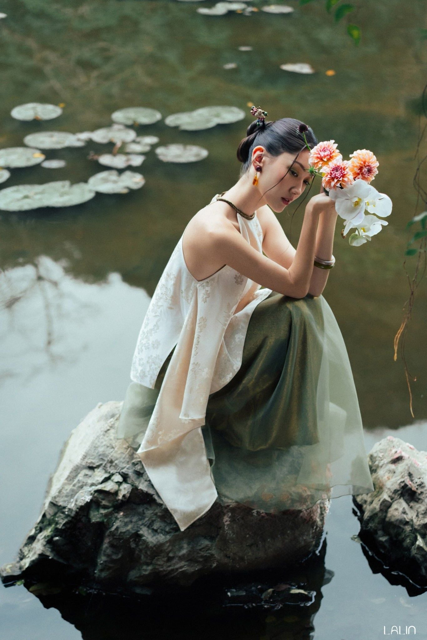 Áo Yếm Gấm Hoa Đan