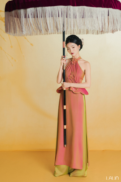  Áo Dài Cổ Yếm Đính Kết Cúc Khuê 