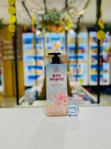 Sữa tắm dưỡng ẩm On The Body hương Hoa Anh Đào (900g)