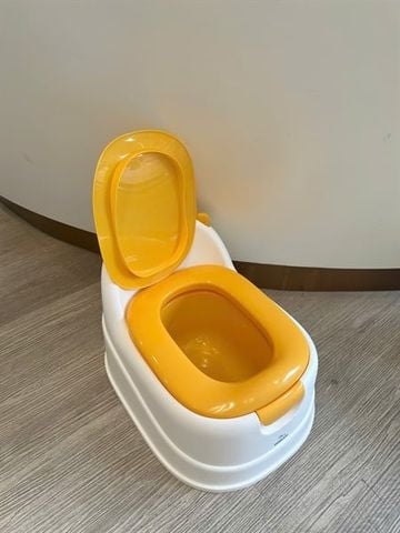 Bô vệ sinh cho bé hình khủng long Finley, kèm cọ rửa (Màu vàng)