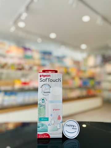 Bình sữa Pigeon cổ rộng nhựa PP họa tiết mùa đông (240ml)