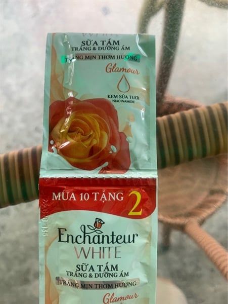 PU-Tiêu dùng. Glamour Shower Gel Enchanteur 6g