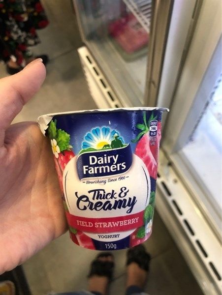 DY-Sữa chua. Thick & Creamy Field Strawberries Yoghurt Dairy Farmers 150g