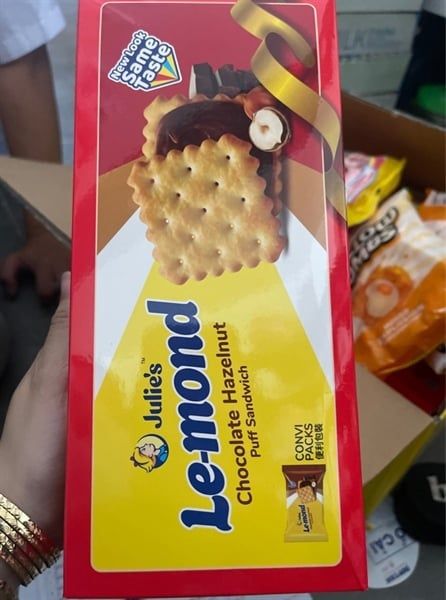 SN.PC-Bánh. Chocolate Hazelnut Cream Sandwich Biscuits Julie's 108g