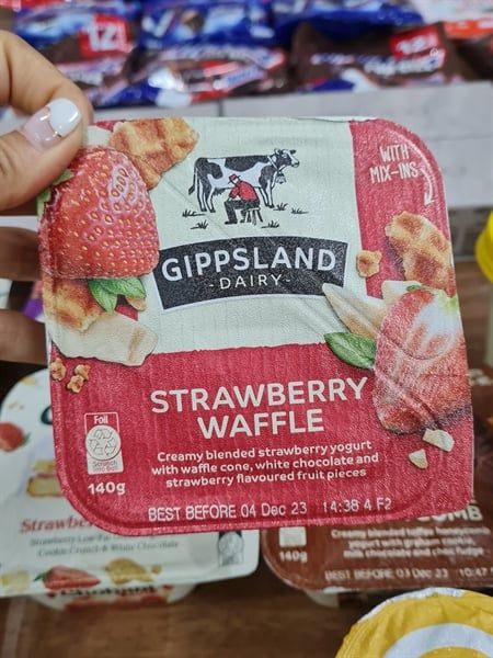 DY-Sữa chua. Creamy Blended Strawberry Waffle Gippsland 140g