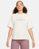  Áo Phông - Áo thun Thể Thao Nữ NIKE W Nsw Ss Boxy Campus Tee FJ1821-104 