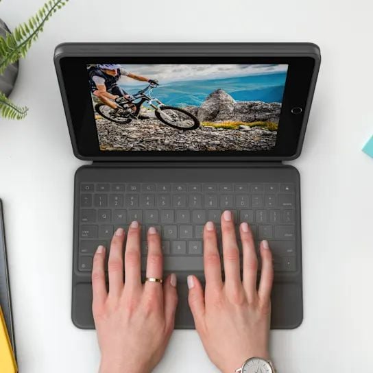 Bàn phím Bluetooth Logitech Rugged Folio cho iPad Gen 7/8/9